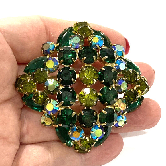 Vintage brooch massive cushion shaped square AB green rhinestones on goldtone - Picture 4 of 6